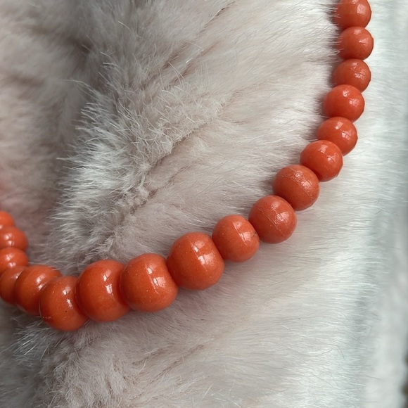 VINTAGE SPECKLED FAUX CORAL GLASS GRADUATED NECKLACE - Picture 9 of 13